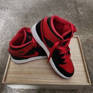 Jordan 1 Mid "Black/Fire Red/White" Grade School